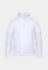 Giacca leggera bianca con zip frontale completa, cappuccio e maniche lunghe. Presenta accenti riflettenti e una superficie liscia e lucida.