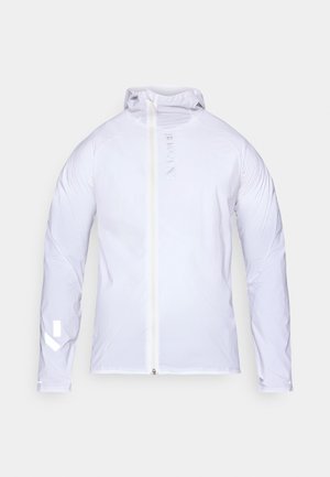 Giacca leggera bianca con zip frontale completa, cappuccio e maniche lunghe. Presenta accenti riflettenti e una superficie liscia e lucida.
