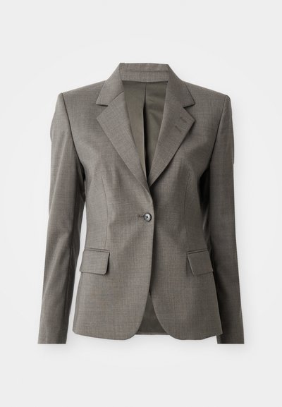 Ein grauer, taillierter Damenblazer mit einem Knopf, Schalkragen und Klappentaschen, flach vor einem weißen Hintergrund präsentiert.