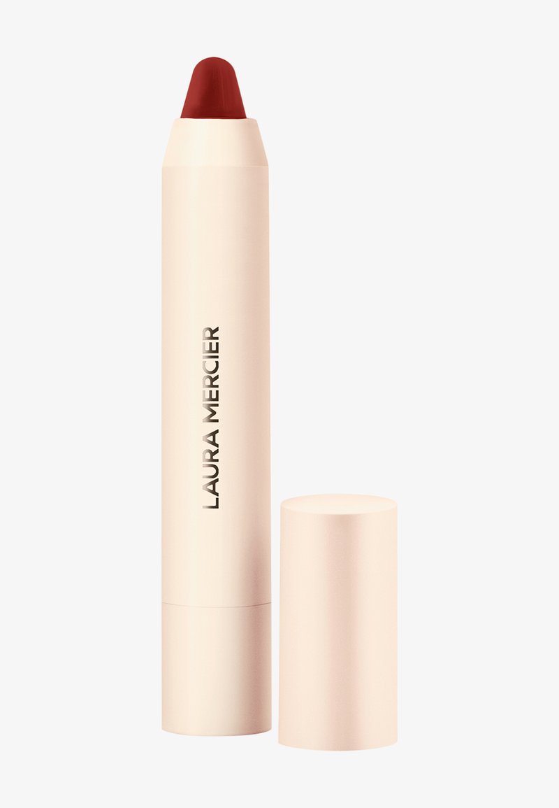 Kredka do ust w miękkim różowym opakowaniu. Posiada zwężający się czerwony szpic i cylindryczny korek, z napisem "Laura Mercier" wydrukowanym na boku w czerni.