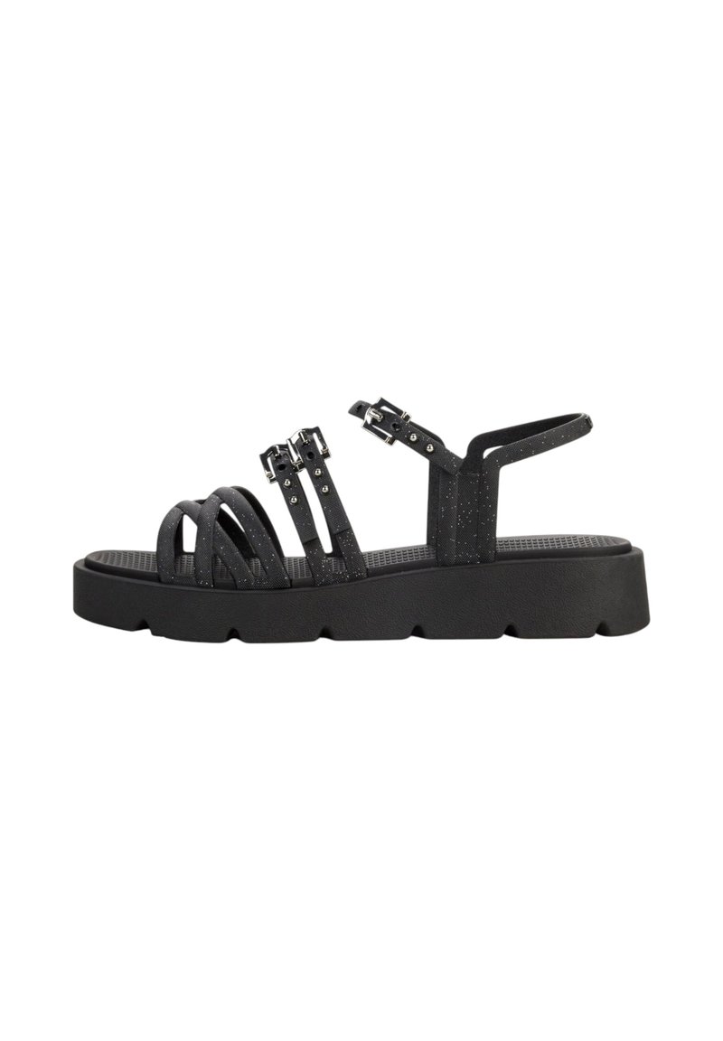 I sandali platform neri presentano suole spesse e textured, tre cinghie regolabili, accenti scintillanti e un design con cinturino posteriore sicuro.