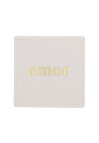 Piatto quadrato in ceramica di un delicato rosa con la parola "amor" in rilievo dorato metallizzato. Superficie liscia con un sottile motivo a bordo.