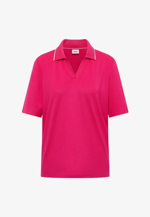 Jasnoróżowa polo z krótkim rękawem, rozpiętym kołnierzykiem i delikatnym białym obszyciem na krawędziach kołnierza, widok z przodu na jednolitym tle.