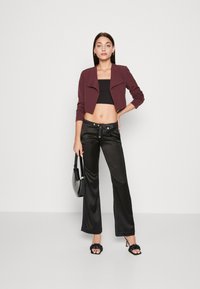 VILA VIHER CROPPED - Bleiser - winetasting