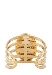 Gouden metalen ring met een openwerk ontwerp van gebogen banden en bolvormige accenten langs de randen. Gladde, gepolijste afwerking.