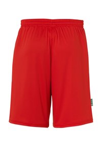 Shorts de sport rouges en tissu lisse et léger. Ils possèdent une taille élastique et pas de poches. Design simple, adapté pour le sport.