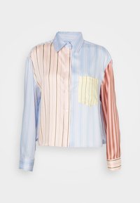 Gestreept overhemd in pastelkleuren: lichtblauw, perzik en koraal. Heeft een gele zak en lange mouwen met manchetdetails.