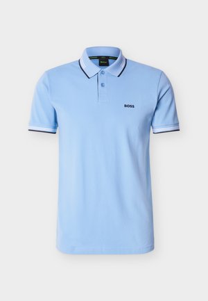 Svetlo modra polo majica s kratkimi rokavi z dvema gumboma na sprednji strani, črno-belim robom na ovratniku in rokavih ter logotipom "BOSS" na levem prsnem delu.