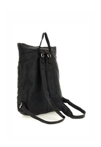 Zaino in pelle nera con superficie testurizzata, dotato di manico superiore, spallacci regolabili e chiusura centrale con zip.