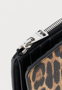 Crni novčanik s detaljima u uzorku leoparda, teksturirani materijal, sadrži srebrni patentni zatvarač i brendirane metalne dijelove. Kompaktni kvadratni dizajn.