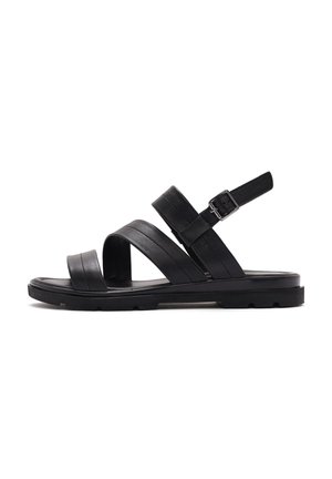 Sandalo in pelle nera con design a tre fasce, fibbia regolabile e suola testurizzata di forma piatta. Costruzione minimalista e funzionale.