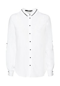 Chemise blanche à manches longues avec un col classique, dotée de détails de boutons noirs et d'un accent en chaîne décoratif sur le col. Texture de tissu douce.