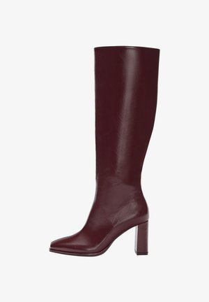 Bordeaux højhælede støvler med en glat læderfinish, højt skaft, firkantet tå og en massiv blokhæl, med en poleret overflade.