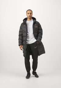 Nike Performance PARIS ST GERMAIN NIKE SF REPEL STRIKE PARKA - Club wear - black/rust pink