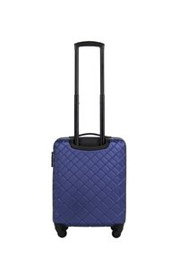 Maleta rígida de material texturado en azul oscuro, con un patrón de diamante, mango retráctil negro y cuatro ruedas para movilidad.