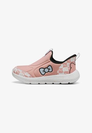 Chaussure slip-on rose en tissu rembourré, avec un détail en nœud noir et une semelle blanche avec des éclaboussures, ornée d'un motif Hello Kitty répété.
