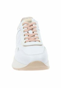 Baskets blanches avec des lacets roses, œillets dorés, tige en cuir texturé, semelle intermédiaire crème et semelle extérieure en caoutchouc lisse légèrement surélevée.