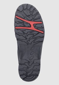 Suola di scarpa in gomma nera con scanalature profonde per grip, caratterizzata da una linea accentuata rossa e logo del marchio in rilievo. Testurizzata per durata e trazione.