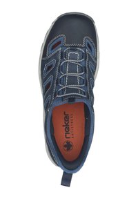 Chaussure bleu marine avec une tige synthétique, des lacets élastiques et une semelle intérieure rembourrée orange. Présente des panneaux en maille ouverte et des coutures grises.