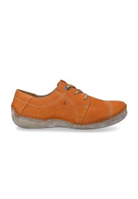 Scarpa in pelle arancione con punta rotonda e cuciture a contrasto. Presenta un design con lacci, una superficie testurizzata e una suola grigia leggermente testurizzata.