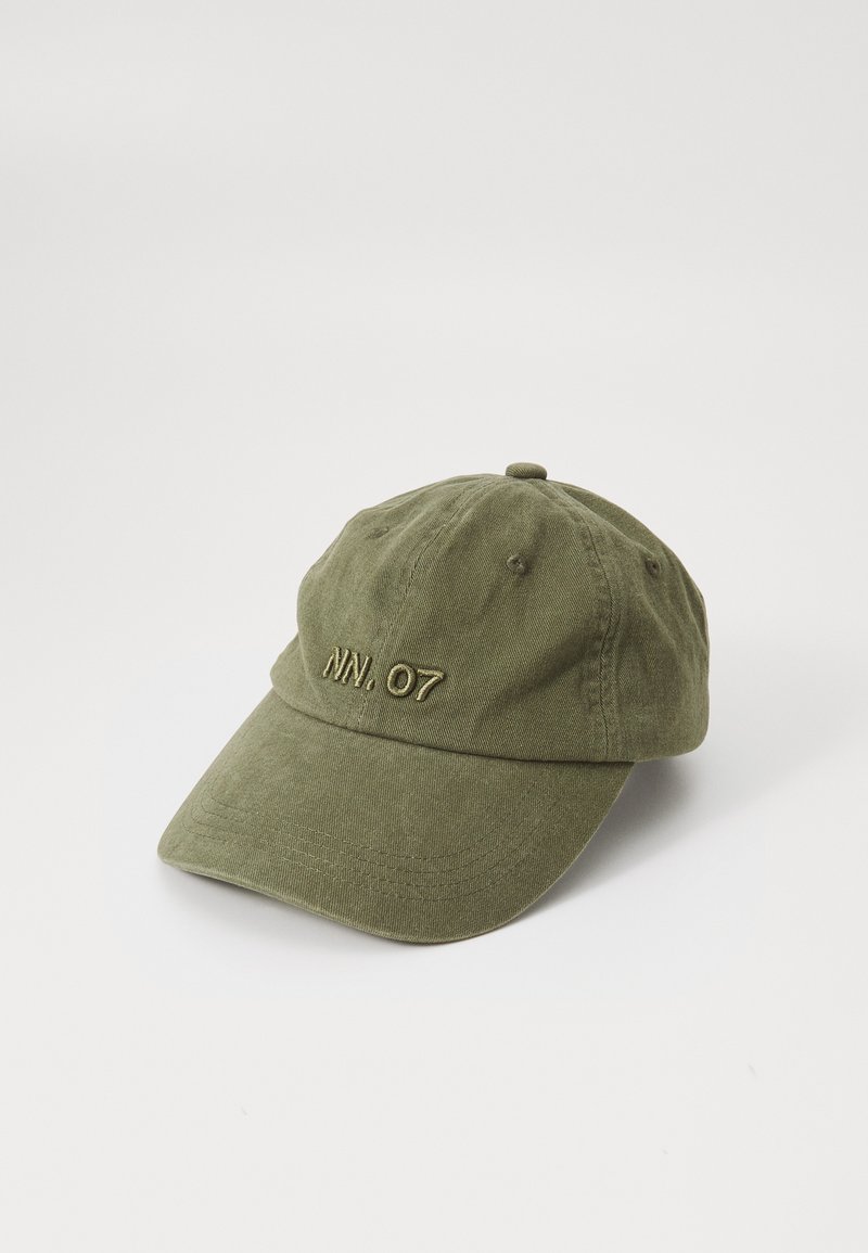 Olivgrüner Baumwoll-Baseballcap mit gesticktem "NN. 07" auf der Vorderseite, runder Krone und gebogenem Schirm. Strukturiertes Stofffinish.
