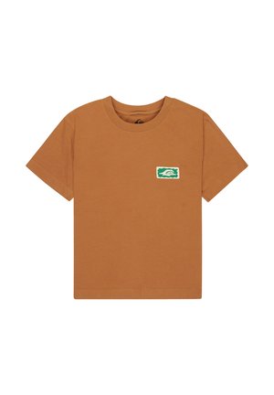 Ruda medvilninė marškinėliai su apvalia kaklo iškirpte ir trumpomis rankovėmis. Kairėje krūtinės pusėje yra stačiakampis žalias ir baltas logotipo lopas.