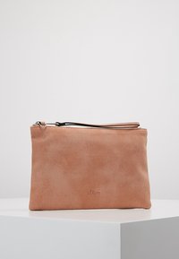 Różowa torba kopertowa ze sztucznego zamszu z czarnym zamkiem i paskiem na nadgarstek, o gładkiej fakturze i subtelnym logo na przodzie.