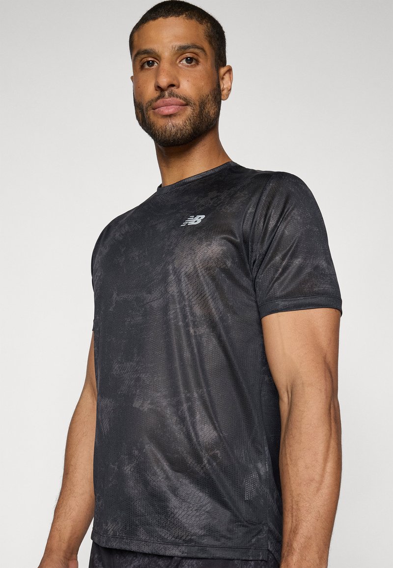 New Balance ATHLETICS PRINTED - T-shirt till träning - castlerock