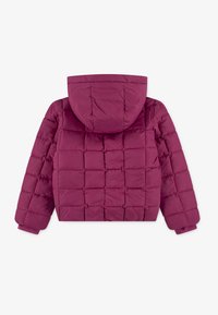 Jachetă puffer de un violet închis, cu un design matlasat, glugă și manșete elastice. Are o textură de material neted și lucios.