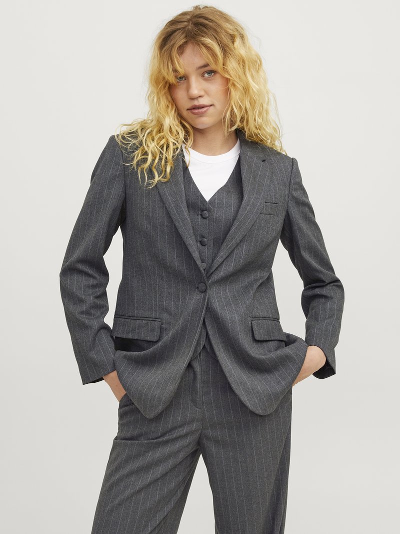 Grå pinstriped dress med en skreddersydd passform. Har en blazer med én knapp og en knappen vest, sammen med bukser med rette ben.