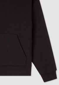 Felpa nera con tasca a marsupio, polsini e orlo a costine. Realizzata in un tessuto morbido e liscio con un design pulito e minimalista.