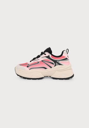 Klobiger Sneaker in Pink, Schwarz und Creme mit dicker Sohle, Schnürdesign und dem Markennamen "Buffalo" an der Seite und Ferse.