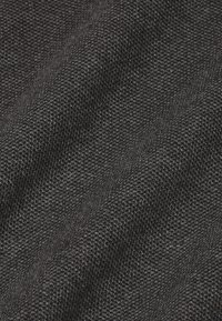 Tessuto nero testurizzato con una trama liscia ma leggermente ruvida, caratterizzato da motivi sottili e una colorazione uniforme scura.