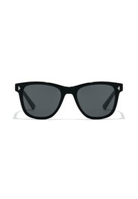 Ochelari de soare rectangulare negre cu lentile întunecate și mici accente albe cu logo pe fiecare bradă, așezați pe o suprafață albă.