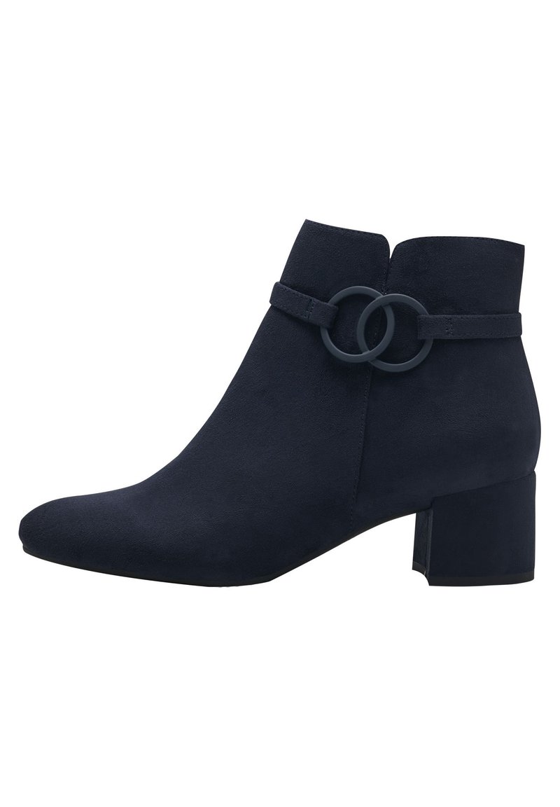 Stivale alla caviglia in suede blu scuro con tacco basso a blocco e cinturino decorativo a doppio anello sul lato.