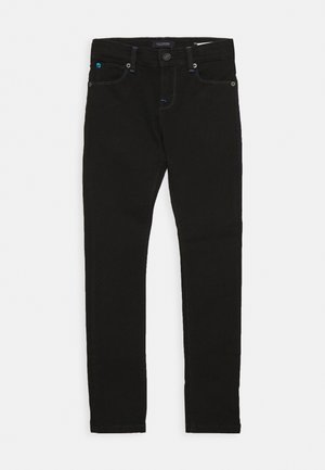 Schwarze Slim-Fit-Jeans mit Knopf- und Reißverschluss, Gürtelschlaufen sowie vorderen und hinteren Taschen, flach auf weißem Hintergrund dargestellt.