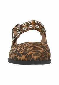 Flache Schuhe mit Leopardenmuster, breitem Riemen und silberner Schnalle, versehen mit runden Ösen und einer glatten, weichen Textur. Schwarze Gummisohle.