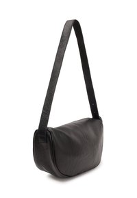 Borsa a spalla nera in pelle con forma arrotondata, superficie testurizzata e tracolla piatta. Presenta un design minimalista e una silhouette discreta.
