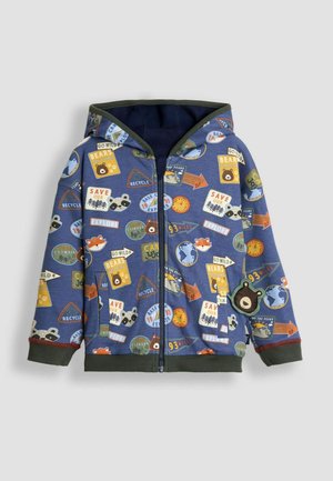 Zils bērnu kapuces džemperis ar rāvējslēdzēju, dekorēts ar āra piedzīvojumu izšuvumiem, tostarp lāčiem, lapsām, pārstrādi un tekstu "Saglabāsim mūsu mežus".