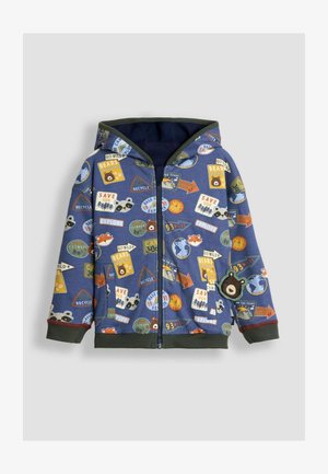 Blå børne-lyn-åbne hættetrøje med frilufts-eventyrpatches, herunder bjørne, ræve, genanvendelse og teksten "Red vores skove".