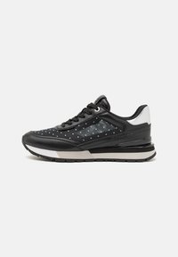 Sneaker neri con un motivo a pois, tomaia in pelle e mesh, collare imbottito e dettagli bianchi. Caratterizzata da una intersuola grigia e una suola in gomma testurizzata.