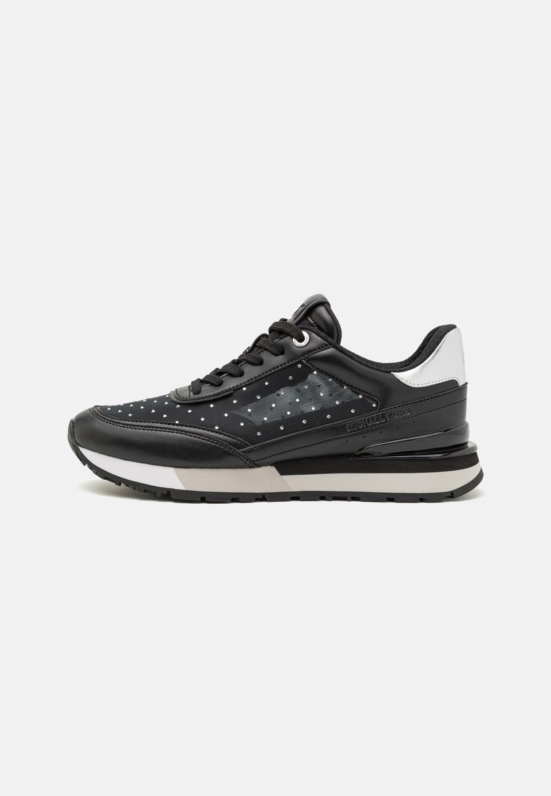 Sneaker neri con un motivo a pois, tomaia in pelle e mesh, collare imbottito e dettagli bianchi. Caratterizzata da una intersuola grigia e una suola in gomma testurizzata.