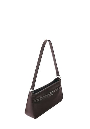 Sac à bandoulière en cuir marron foncé avec une longue sangle, des coutures visibles et une petite boucle décorative sur le côté avant.