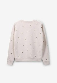 Sweatshirt rose clair présentant des petits motifs de cœurs dorés dispersés, avec un col et des poignets côtelés, fabriqué en coton doux.
