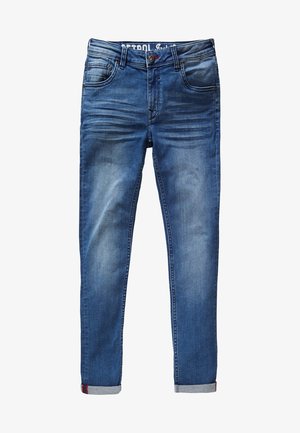 Blå slim-fit jeans med knap og lynlås foran, fem lommer, subtil falming på lår og knæ samt opsmøg med rødt stribedetalje.
