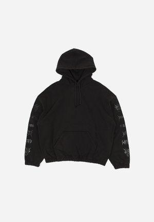 Sweatshirt à capuche noire avec une poche avant, taille élastique et motifs graphiques blancs en détails le long des manches. Fabriqué en tissu texturé.