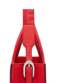 Bolso de mano de cuero rojo con una forma estructurada, acabado texturizado y un asa cosida con un detalle de hebilla en tono plateado.