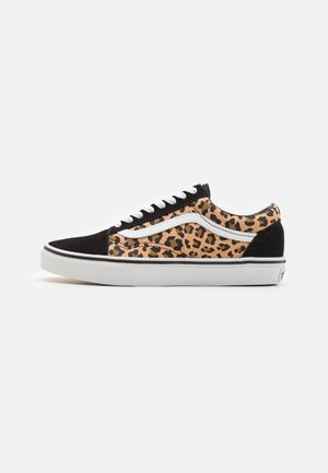 Zwarte canvas sneakers met luipaardprint, witte veters, gevoerde enkelkraag en rubberen zool. Heeft een contrasterend design met zijstreep.