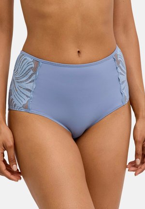 Femme portant un sous-vêtement bleu taille haute avec des panneaux en dentelle sur les côtés, montrée de la taille aux cuisses supérieures sur fond uni.
