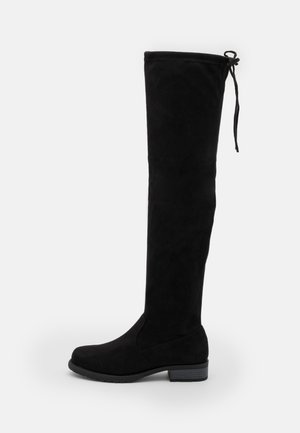 Botte haute noire en daim au-dessus du genou avec un petit talon empilé et un lacet réglable en haut à l'arrière.